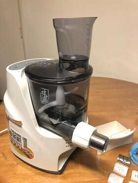 M6l20 Joyoung Automatic Noodle Machine White Used - Good 7 Molds