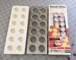 Rare New Villaware 5700 Round Ravioli Maker Makes 12 Nuova Style Flower Scallop. Fixed Price $19.99.