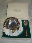 Vtg New Old Stock Boxed Oneida Silverplate Hostess Server Dish & Spoon. Fixed Price $20.00.